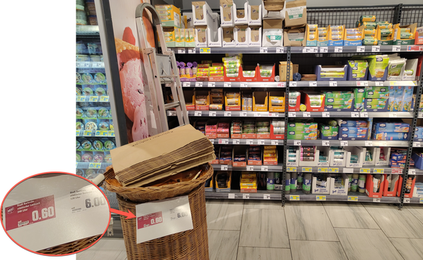 Der Bereich etwas links vom Regal voller Mülltüten und Folien. Hier steht ein großer Korb, der einzig und alleine für Karlsruher Restmüllsäcke und Karlsruher Laubsäcke verwendet wird. Der Bereich des Preisschildes ist vergrößert, damit man den Zusammenhang erkennen kann. Der Korb ist einfach zu groß und auffällig, als das man ihn sehen könnte. *schiefgrins*