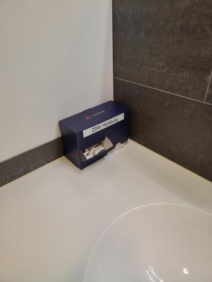 Eine Box kostenlose Tampons zum freien bedienen auf der Toilette des ZBW Hamburg. 